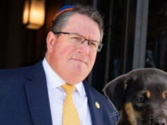 Il rappresentante Fine presenta la “protezione dei cuccioli dalla legge della Sharia” dopo la reazione negativa sui post sui social media