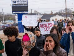 Altri genitori protestano contro gli insegnanti che usano i bambini per eventi anti-ICE