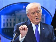 Trump firma una tariffa “globale” del 10% “su tutti i paesi”