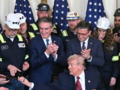 Trump premiato come “campione indiscusso del carbone bello e pulito”