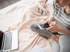 Una donna sorprende la mamma a condividere le foto del suo bambino: quello che fa dopo sconvolge Internet