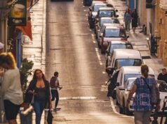 Su un’isola congestionata dalle auto, accetteresti soldi per non guidare?