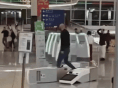 Turista arrestato dopo aver distrutto diversi chioschi del check-in nell’aeroporto di Hong Kong