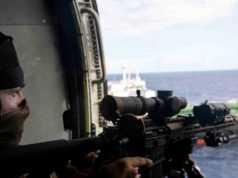 L’esercito americano dà la caccia e abborda una nave che sfida la “potenza americana” nell’Oceano Indiano