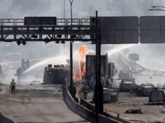 Le foto catturano la devastazione dopo l’esplosione di un camion in Cile che uccide almeno 4 persone e danneggia almeno 50 veicoli