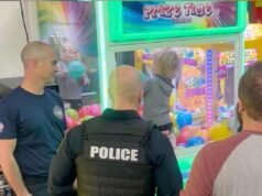 Un bambino impassibile del Missouri viene salvato dalla macchina artiglio dopo essere rimasto bloccato all’interno, spaventando i genitori