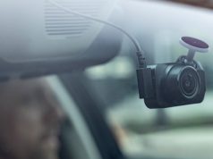 La dashcam minimalista di Garmin ti dà sicurezza sulla strada e tranquillità a un ottimo prezzo