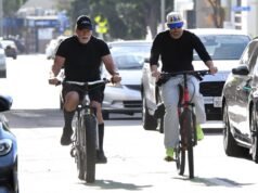 Arnold e Patrick Schwarzenegger sono stati avvistati mentre facevano un giro in bicicletta tra padre e figlio per le strade di Los Angeles