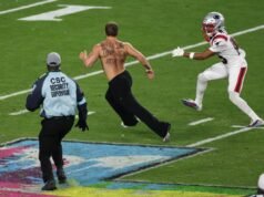 Streaker corre in campo mentre Kyle Williams dei Patriots lo insegue nella scena selvaggia del Super Bowl 2026