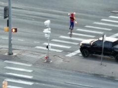 Il monociclista giocoliere con il fuoco trasforma l’incrocio del Colorado in uno spettacolo di strada improvvisato: “Certamente non sulla nostra cartella Bingo”