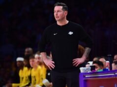 JJ Redick arrostisce la giacca di Luka Dončić durante la vittoria dei Lakers sui Mavericks