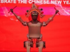 Le persone – e i robot – in Cina si stanno preparando per la grande celebrazione del Capodanno lunare