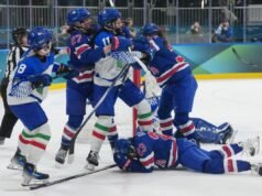 L’allenatrice statunitense di hockey femminile è furiosa per l’arbitraggio mentre la vittoria contro l’Italia si scalda: “Infrangere palesemente le regole”