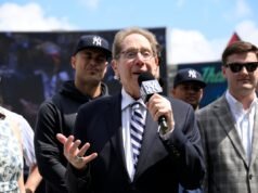 La leggendaria voce degli Yankees John Sterling, 87 anni, rivela di aver avuto un attacco di cuore il mese scorso