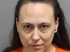 Donna accusata di essersi unita alla chat di gruppo di adolescenti anti-ICE