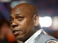Dave Chappelle depone fiori al memoriale per l’attivista anti-ICE Alex Pretti