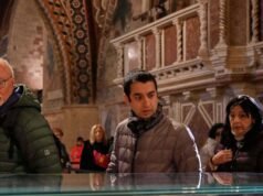 ‘Mi fa venire la pelle d’oca’: Migliaia di persone si riversano ad Assisi mentre le ossa di San Francesco vengono esposte