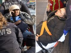 Maniac spinge una donna sui binari della metropolitana di New York e dà un pugno in faccia a un altro straphanger