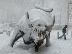 La bufera di neve ricopre New York di neve, migliaia di voli statunitensi cancellati