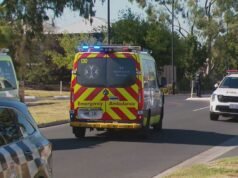 La donna è stata portata d’urgenza in ospedale dopo essere stata schiacciata contro casa dalla propria auto