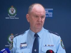 Uomo critico dopo essersi schiantato con la bici elettrica mentre presumibilmente fuggiva dalla polizia