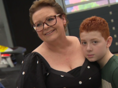 Un giovane ragazzo riceve un premio per il coraggio per aver contribuito a salvare la vita della mamma