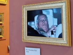 La famigerata foto dell’ex principe Andrea appesa al Louvre