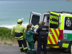 Un bodyboarder eroe salva una donna trascinata in mare
