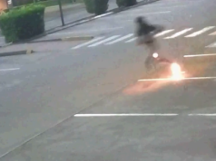 Un uomo con un passamontagna si “da fuoco” durante una presunta rapina