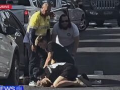 Autista a torso nudo bloccato nel drammatico arresto di cittadini su una strada trafficata