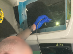 La polizia scopre 28 chilogrammi di cocaina nascosti dietro la TV su un autobus di lusso