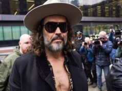 Russell Brand si dichiara non colpevole delle nuove accuse di stupro e violenza sessuale