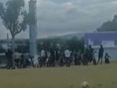 Una banda di ciclisti in e-bike aggredisce un ciclista