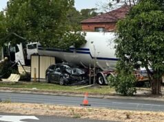 Tre persone ricoverate in ospedale dopo che un camion si è schiantato nel cortile di una strada trafficata di Melbourne