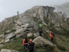 I soccorritori si calano lungo un dirupo di 350 metri per salvare due escursionisti bloccati sulle alpi