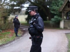 La polizia torna nelle case reali dopo l’arresto dell’ex principe Andrea