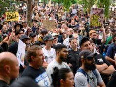 Nuove tensioni mentre i manifestanti si radunano dopo la presunta brutalità della polizia