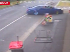 Ragazzi inchiodati al muro da un’auto fuori controllo che sbandano nel negozio da asporto