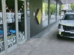 Un bar australiano è indagato in base alle nuove leggi sull’odio per i manifesti di “parodia”.