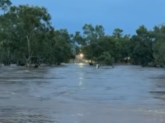 Le acque alluvionali inondano la città australiana, diversi residenti salvati