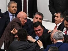 Pugni lanciati dai politici in una caotica rissa in parlamento