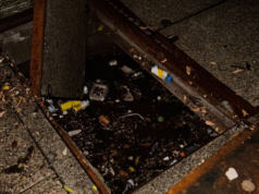 Un uomo cade per due metri in un canale di scolo allagato mentre una pioggia torrenziale sferza Sydney