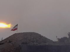 L’Iran lancia esercitazioni di guerra nello Stretto di Hormuz mentre la portaerei statunitense effettua missioni 24 ore su 24, 7 giorni su 7, prima dei colloqui di Ginevra