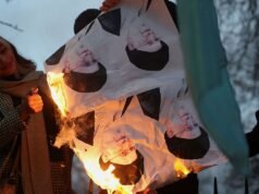 I disordini in Iran si intensificano mentre colpi di arma da fuoco e gas lacrimogeni colpiscono le università in mezzo all’incombente attacco degli Stati Uniti