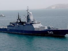 L’Iran annuncia il test di un nuovo missile di difesa aerea navale nello Stretto di Hormuz mentre continua il rafforzamento militare statunitense