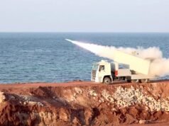 L’Iran lancia missili veri nello Stretto di Hormuz mentre gli inviati di Trump arrivano per i colloqui sul nucleare