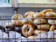 Insegnante condannato per aver sfruttato sessualmente due studenti delle scuole superiori all’interno di un negozio di bagel