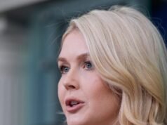 Karoline Leavitt tiene una conferenza stampa alla Casa Bianca