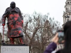 Statua di Churchill a Londra deturpata con messaggi anti-israeliani