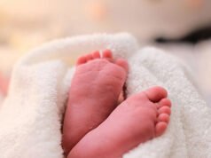 Neonato trovato morto vicino a un cassonetto in California